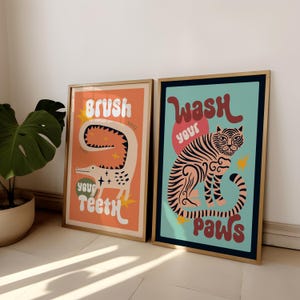 K&ouml;nnte beinhalten: Zwei farbenfrohe Poster mit Illustrationen eines Alligators und eines Tigers. Das Poster links sagt "Putze deine Z&auml;hne" und das Poster rechts sagt "Wasche deine Pfoten".