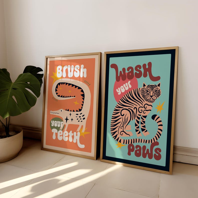 K&ouml;nnte beinhalten: Zwei farbenfrohe Poster mit Illustrationen eines Alligators und eines Tigers. Das Poster links sagt "Putze deine Z&auml;hne" und das Poster rechts sagt "Wasche deine Pfoten".