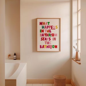 Impression de ce qui se passe dans la salle de bain, art mural, décoration d'intérieur amusante, affiche BCBG, décoration maximaliste, art de la toilette tendance et coloré, art de la dopamine Multicolour