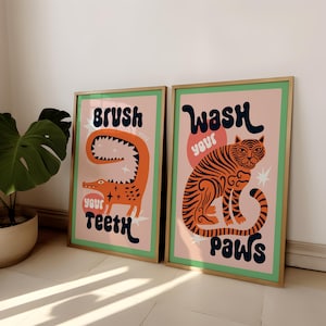 K&ouml;nnte beinhalten: Zwei gerahmte Illustrationen mit rosa Hintergrund und gr&uuml;nen R&auml;ndern. Die linke Illustration zeigt ein Krokodil aus der Zeichentrickserie mit dem Text "Putze deine Z&auml;hne". Die rechte Illustration zeigt einen Tiger aus der Zeichentrickserie mit dem Text "Wasche deine Pfoten".