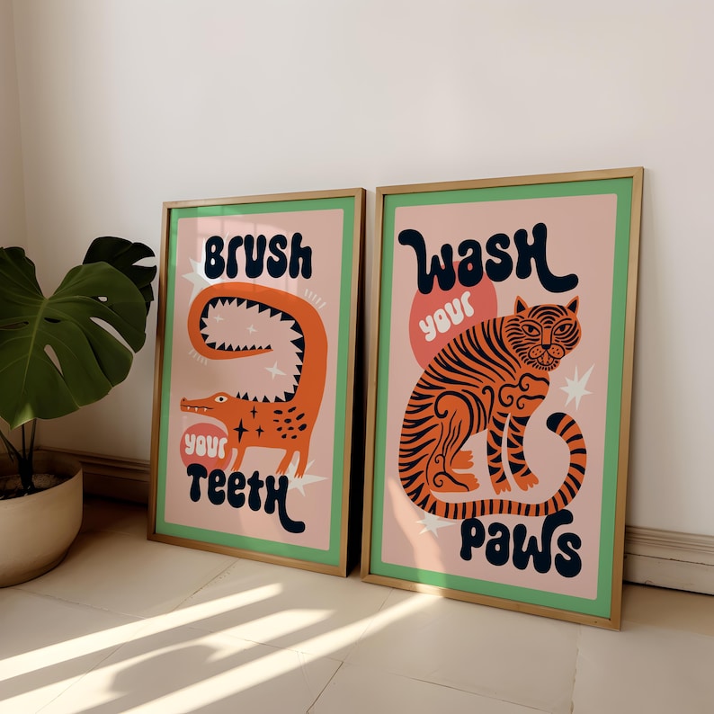 K&ouml;nnte beinhalten: Zwei gerahmte Illustrationen mit rosa Hintergrund und gr&uuml;nen R&auml;ndern. Die linke Illustration zeigt ein Krokodil aus der Zeichentrickserie mit dem Text "Putze deine Z&auml;hne". Die rechte Illustration zeigt einen Tiger aus der Zeichentrickserie mit dem Text "Wasche deine Pfoten".