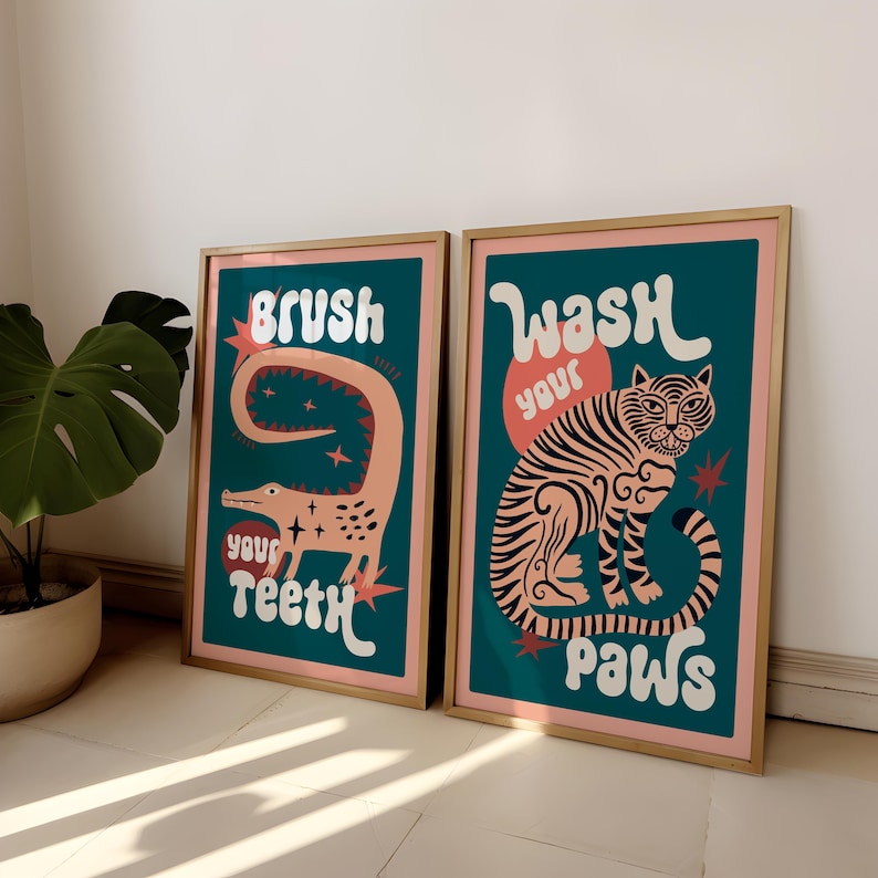 K&ouml;nnte beinhalten: Zwei gerahmte Drucke mit einem blaugr&uuml;nen Hintergrund und rosa Akzenten. Der linke Druck zeigt ein Krokodil aus der Zeichentrickserie mit dem Text "Putze deine Z&auml;hne". Der rechte Druck zeigt einen Tiger aus der Zeichentrickserie mit dem Text "Wasche deine Pfoten".