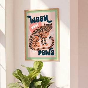 Stampa del bagno tigre lava le zampe, divertente arte della parete della toilette, poster divertente, arredamento funky per la casa, arredamento massimalista, arte animale colorata e alla moda