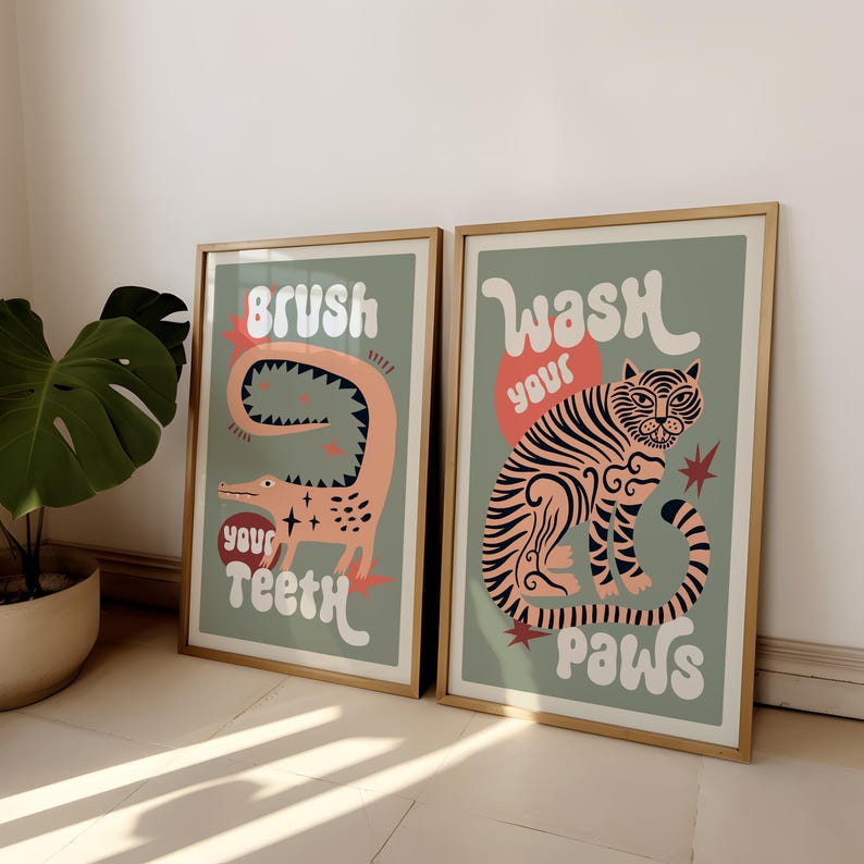 K&ouml;nnte beinhalten: Zwei gerahmte Poster mit gr&uuml;nem Hintergrund und goldenen Rahmen. Das Poster links zeigt ein pinkfarbenes Alligator mit dem Text "Putze deine Z&auml;hne". Das Poster rechts zeigt einen Tiger mit dem Text "Wasche deine Pfoten".