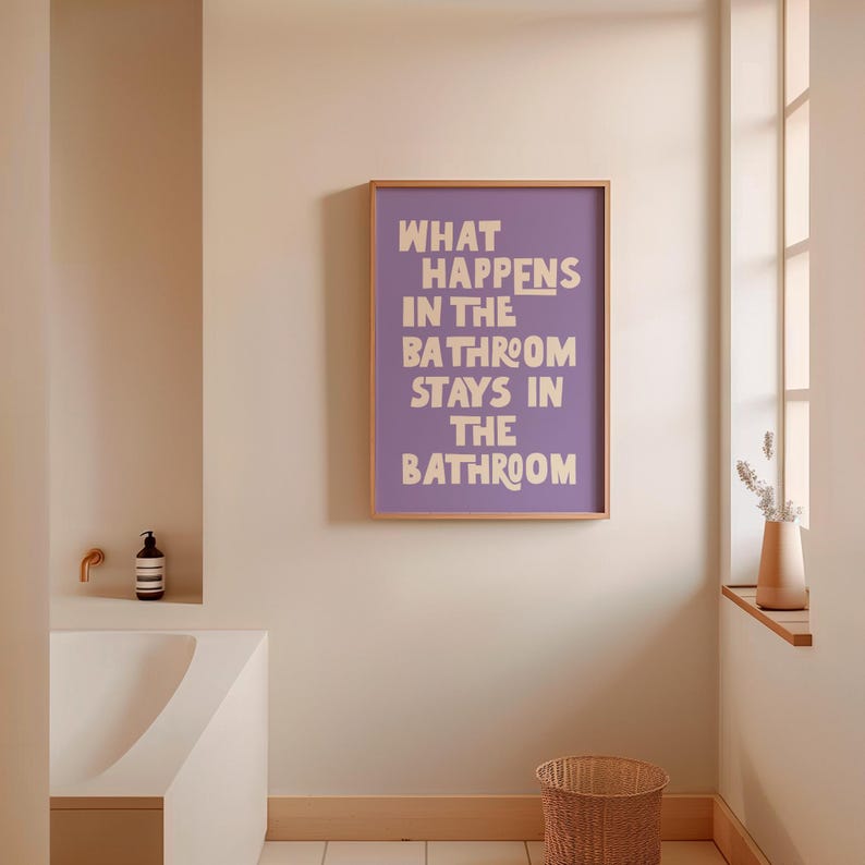 Impression de ce qui se passe dans la salle de bain, art mural, décoration d'intérieur amusante, affiche BCBG, décoration maximaliste, art de la toilette tendance et coloré, art de la dopamine Lilac