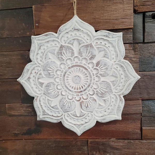 Decoración de pared de madera blanca envejecida. Decoración estilo casa de campo.