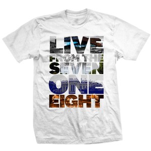 Puede incluir: Camiseta blanca con el texto "LIVE FROM THE SEVEN ONE EIGHT" en un diseño vertical. El texto está relleno de imágenes de edificios y paisajes urbanos. La camiseta tiene cuello redondo y mangas cortas.