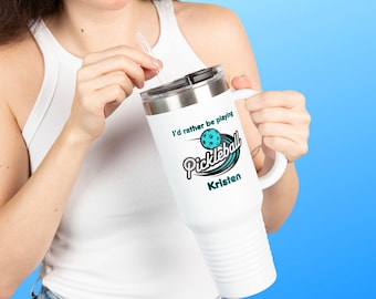 Prefiero jugar al pickleball. Taza de viaje de 1,2 litros (40 oz) / Opción de nombre personalizado.