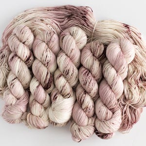 Fingering Superwash merino nylon sokkengaren ton sur ton met de hand geverfd garen cadeauset sokkenset GEROOSTERD MAUVE