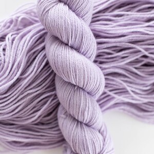 DK Non-Superwash Sustainable Merino Yarn 19,5 mikron Ullgarn Filtbart Ullgarn Pantone PASTEL LILA bild 5
