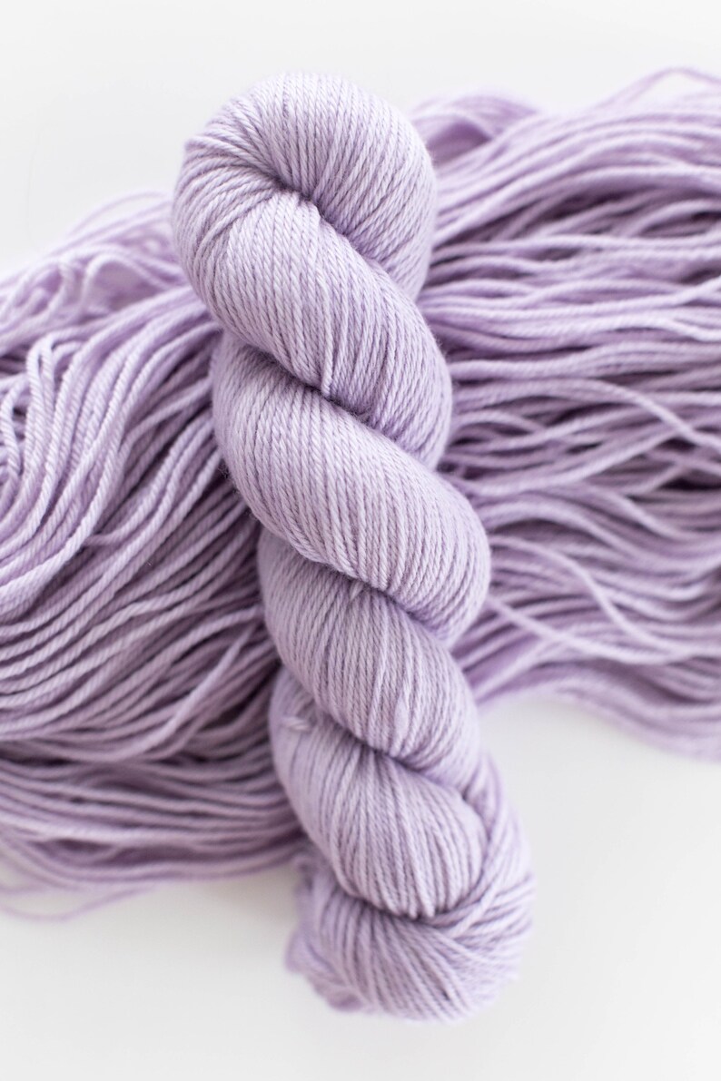 DK Non-Superwash Sustainable Merino Yarn 19,5 mikron Ullgarn Filtbart Ullgarn Pantone PASTEL LILA bild 5
