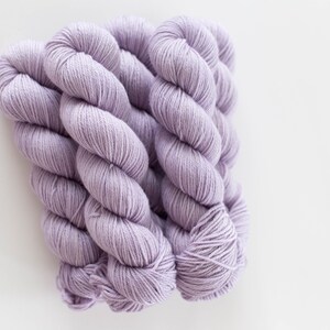 DK Non-Superwash Sustainable Merino Yarn 19,5 mikron Ullgarn Filtbart Ullgarn Pantone PASTEL LILA bild 7