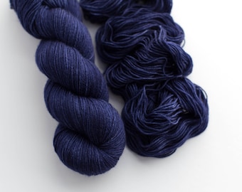 Fingering Superwash Merino Nylon Strumpgarn Tonal Handfärgat Garn Marinblått