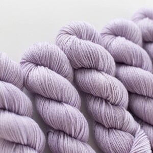 DK Non-Superwash Sustainable Merino Yarn 19,5 mikron Ullgarn Filtbart Ullgarn Pantone PASTEL LILA bild 4