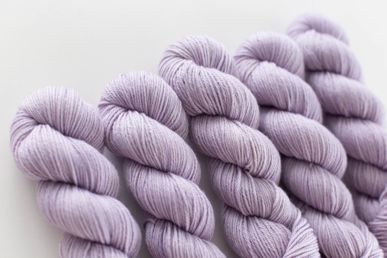 DK Non-Superwash Sustainable Merino Yarn 19,5 mikron Ullgarn Filtbart Ullgarn Pantone PASTEL LILA bild 4
