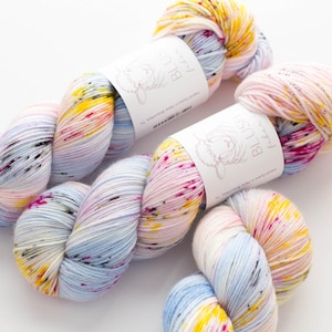 Fingering Superwash Nylon Sockenwolle Geschenk Sockenwolle BUBBLEGUM GRAFFITI handgefärbt
