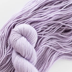 DK Non-Superwash Sustainable Merino Yarn 19,5 mikron Ullgarn Filtbart Ullgarn Pantone PASTEL LILA bild 1