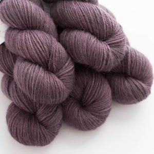 Svart hallon DK Weight Baby Alpaca Garn Ett nystan Handfärgat Tonal Garn Kettle Acid Dye