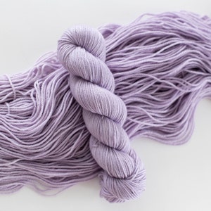 DK Non-Superwash Sustainable Merino Yarn 19,5 mikron Ullgarn Filtbart Ullgarn Pantone PASTEL LILA bild 8