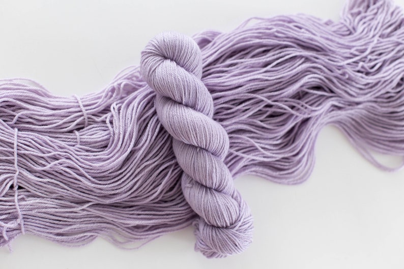 DK Non-Superwash Sustainable Merino Yarn 19,5 mikron Ullgarn Filtbart Ullgarn Pantone PASTEL LILA bild 8