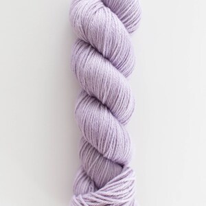 DK Non-Superwash Sustainable Merino Yarn 19,5 mikron Ullgarn Filtbart Ullgarn Pantone PASTEL LILA bild 3