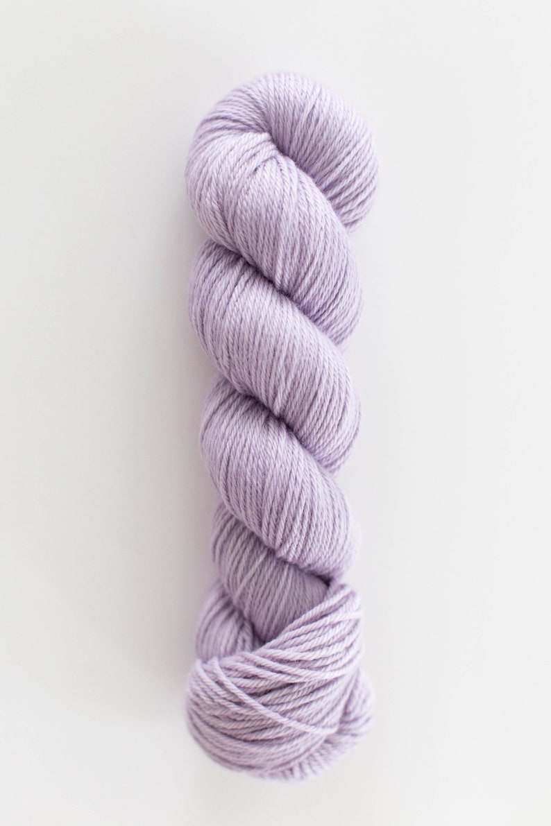 DK Non-Superwash Sustainable Merino Yarn 19,5 mikron Ullgarn Filtbart Ullgarn Pantone PASTEL LILA bild 3