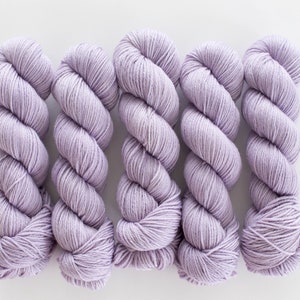DK Non-Superwash Sustainable Merino Yarn 19,5 mikron Ullgarn Filtbart Ullgarn Pantone PASTEL LILA bild 6
