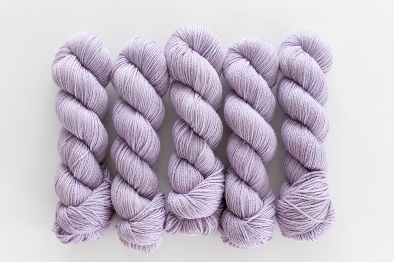 DK Non-Superwash Sustainable Merino Yarn 19,5 mikron Ullgarn Filtbart Ullgarn Pantone PASTEL LILA bild 6