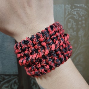 Wide Banes Cuff Paracord Armband