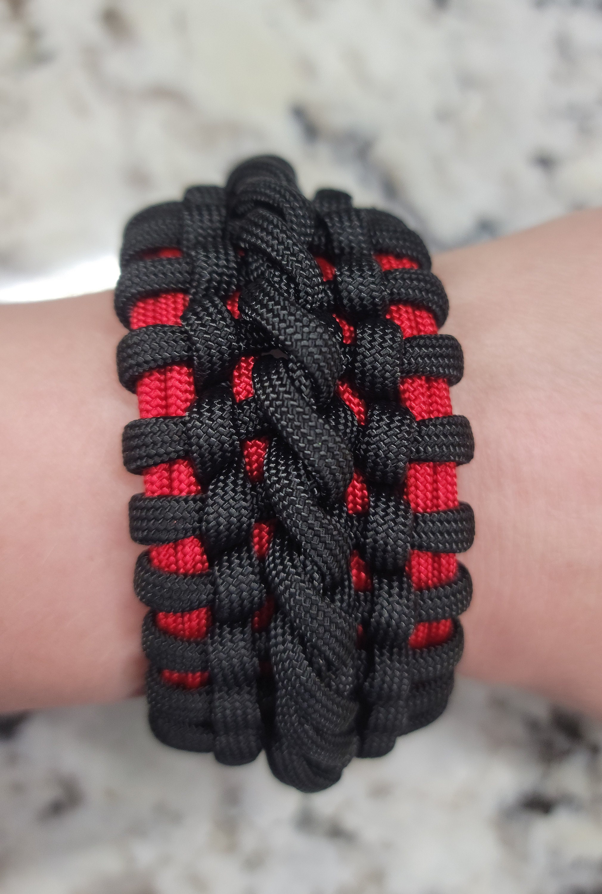  Paracord Bracelet with personalized letter for men and women,  Men's Bracelet, Survival Bracelet, Paracord Bracelet, Bracelet Unisex  (Adjustable Paracord, U, L (7~8)) : Handmade Products