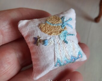 Coussin miniature pour maisons de poupées.- Coussin miniature pour maisons de poupées réalisé par l'artisan IGMA 2022 Violeta Llaneza