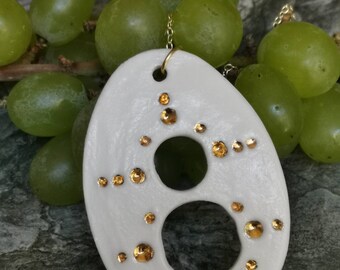 Colgante de porcelana en oro y blanco, hecho a mano