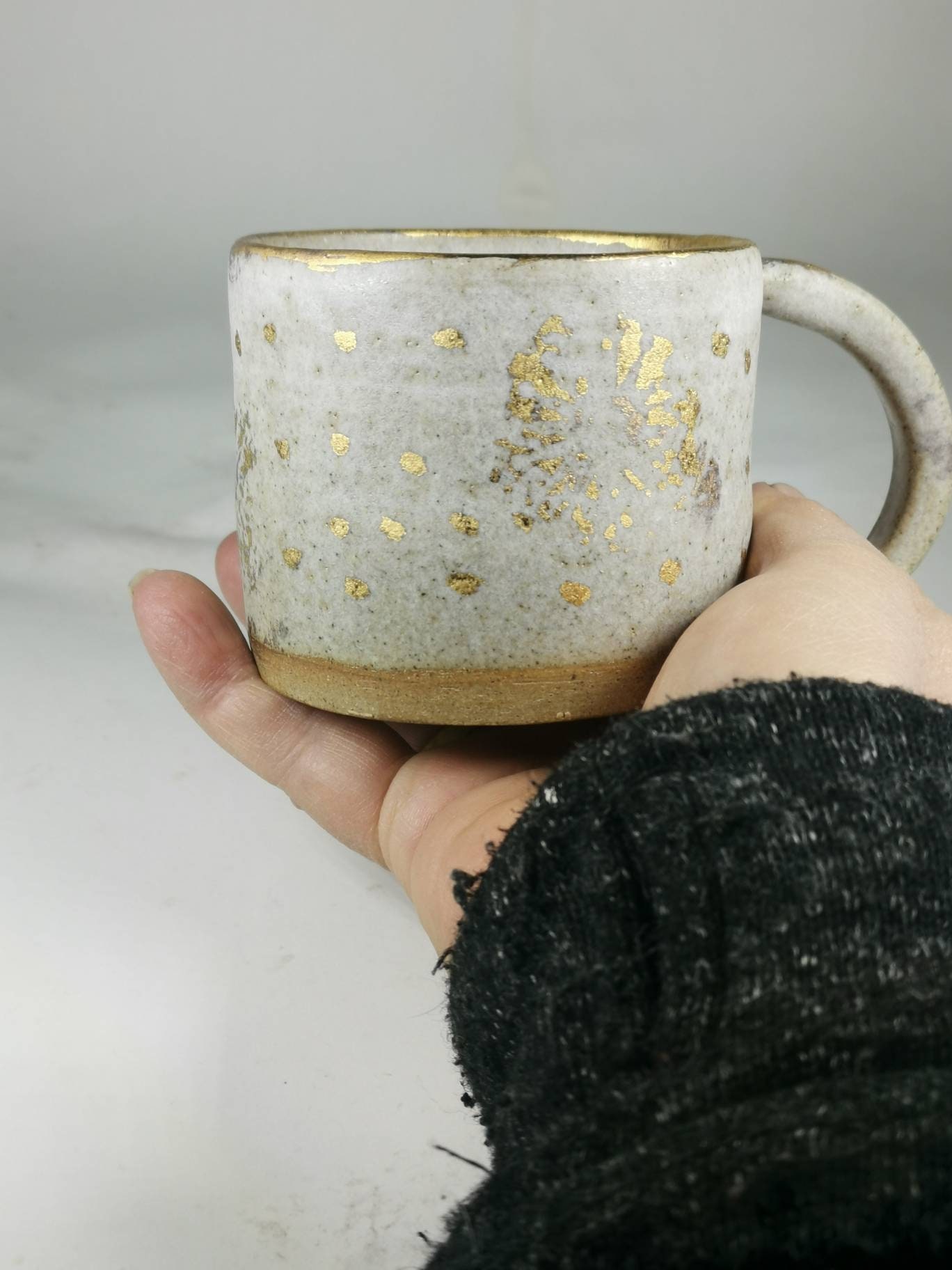 Mug Fait Main en Grès Doré Émaillé Blanc avec Detsil Doré