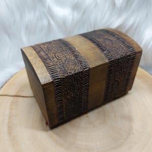 Vintage houtgestookte handgemaakte altaarkist in de vorm van een kist. Momento-doos