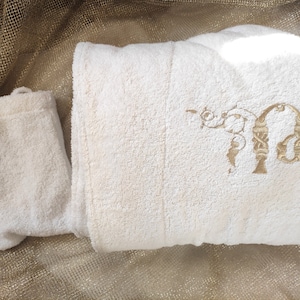 Albornoz unisex blanco armenio Diseño de bordado de letras ornamentales en hilo dorado para mamá Papá Esposa o esposo Pareja Regalo de boda
