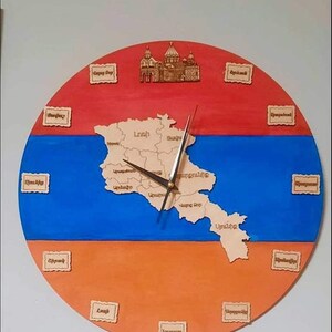 Reloj de pared de madera armenio de 40 cm con bandera y regiones / Decoración casera hecha a mano Diseño pintado a mano / También puede incluir Artsaj