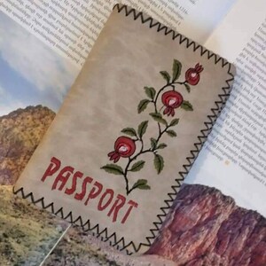 Cubierta y billetera de pasaporte bordado de gamuza o piel sintética hecha a mano / Con ranuras para tarjetas y papel / dinero / Accesorios de viaje suaves
