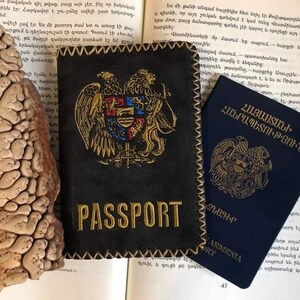 Gamuza hecha a mano Emblema armenio Bordado de oro Cubierta de pasaporte y billetera / Con ranuras para tarjetas y papel / dinero / Regalo accesorio de viaje para él