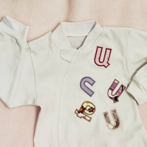 Divertido pijama de bebé personalizado con letras mixtas / Alfabeto aplicado / Disponible en cualquier idioma