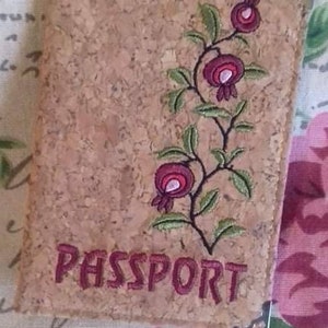 Capa para passaporte bordada artesanalmente em cortiça ou couro ecológico romã | Acessórios de viagem macios | Acessórios simples de proteção de passaporte