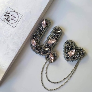 Broche de cuentas de cristal con bordado de letras iniciales armenias personalizado para todas las ocasiones / Accesorios de joyería hechos a mano para ropa