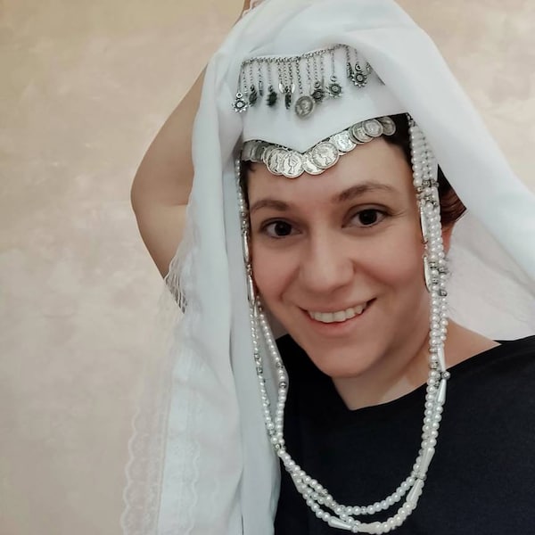 Armenische Traditionelle Taraz-Stil Tiara Kopfschmuck mit Münzen, Sonnensymbolen, Perlen und langem Schleier | Armenischer Hochzeit Haarschmuck in Weiß Velour