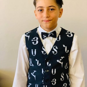 Conjunto de chaleco satinado y pajarita con estampado de letras del alfabeto armenio para niños / trajes de regreso a la escuela y ocasiones especiales o para un niño con anillos en la boda