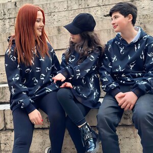 Sudadera con capucha del alfabeto armenio en blanco o negro con estampado de letras en colores opuestos / Ropa patrimonial de tamaño adulto y niño en tela cómoda