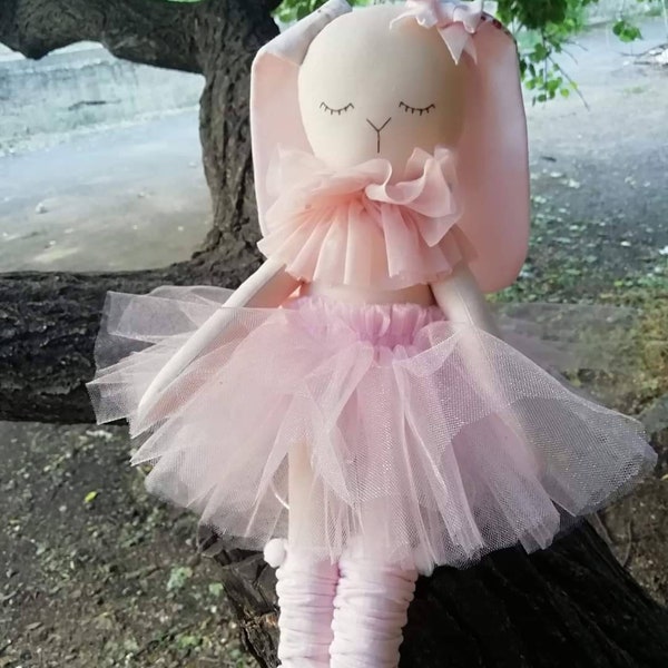 Ballerina Hase Puppe mit Tutu und Tüllsocken | Wunderliches Ostergeschenk | Handgemachte Mini Hasenpuppe | Weiches Leinen Spielzeug Kinderzimmer Dekor | Armenisch