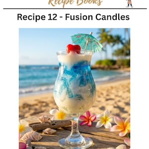 Könnte beinhalten: Eine Kerze in Form eines tropischen Cocktails, mit blauen und weißen Schichten, einer Kirsche und einem kleinen Schirmchen. Die Kerze befindet sich in einem klaren Glas, mit Blumen und Muscheln auf einer Holzoberfläche. Der Text lautet "Recipe 12 - Fusion Candles."