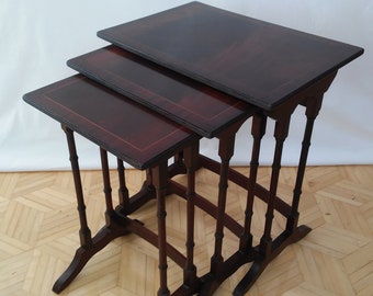 Ensemble de 3 tables d'appoint gigognes en bois d'acajou imitation bambou de style géorgien vintage, ensemble antique de 3 tables basses d'appoint en bois pieds tournés