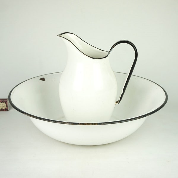 pichet et lavabo en émail vintage, ensemble de salle de bain ancien avec pichet à eau, grand bol et pichet en métal émaillé, garnitures en émail blanc et noir