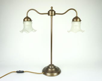 Lampada da tavolo in ottone in stile Art Nouveau, lampada da tavolo pesante vintage, vecchia lampada da comodino, lampada da scrivania in ottone, lampada in vetro smerigliato, lampada con due paralumi