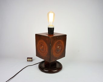 Große stimmungsvolle Lampe, alte Tischlampe aus Leder, Vintage-Lampe mit Leder bezogen, primitive Nachtlampe, HandMade Retro-Lampe, Lampenfuß aus Leder